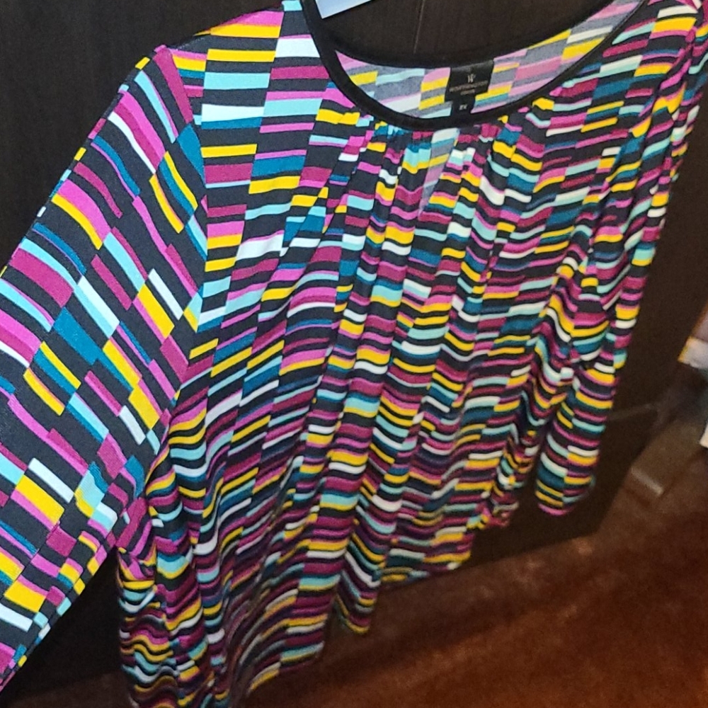 Vibrant pattern top - Picture 3 of 3